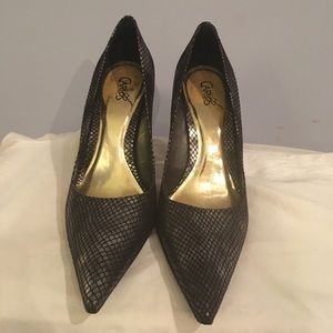Carlos Santana Black & Gold Snakeskin Pumps